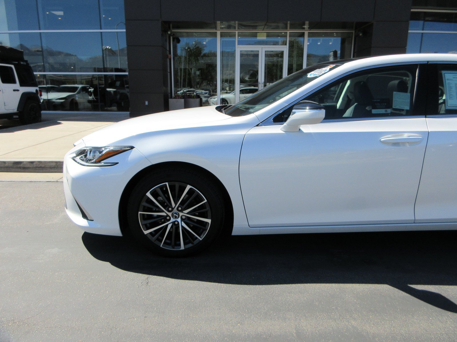 Used 2025 Lexus ES 350 w/ Premium Package FWD image 2