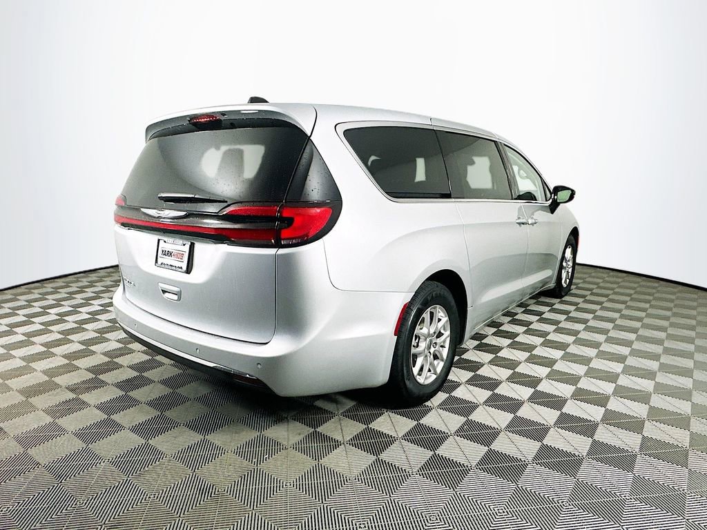 Certified 2024 Chrysler Pacifica Touring-L image 11