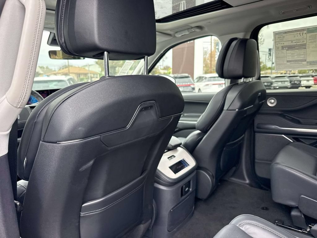 New 2025 Lincoln Navigator Reserve AWD/4WD image 11