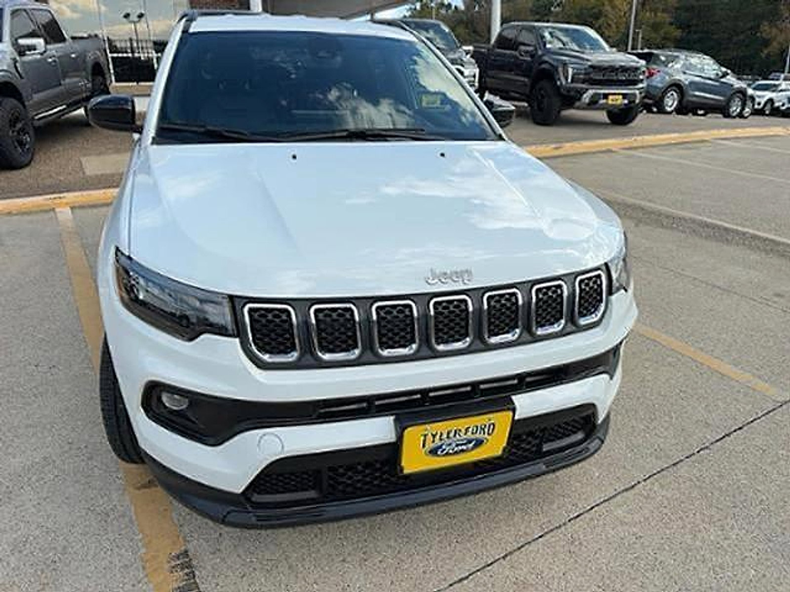 Used 2023 Jeep Compass Latitude image 7