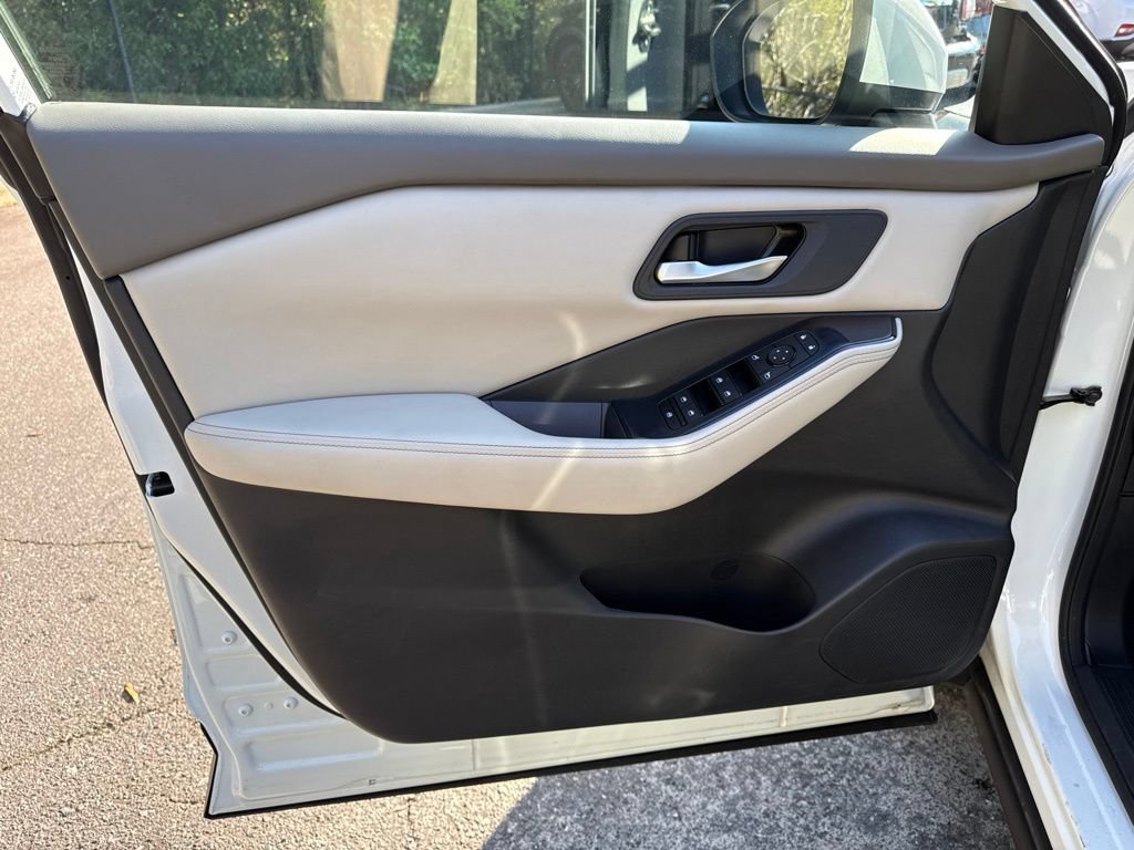 Certified 2025 Nissan Rogue SV FWD image 16