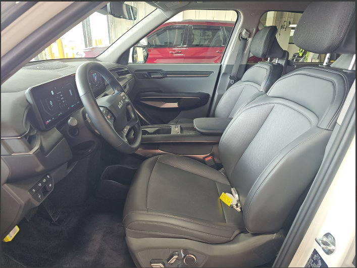 Used 2024 Kia EV9 Light Long Range RWD image 4