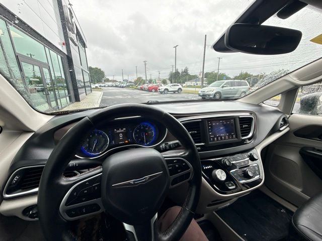 Used 2019 Chrysler Pacifica Touring-L FWD image 22
