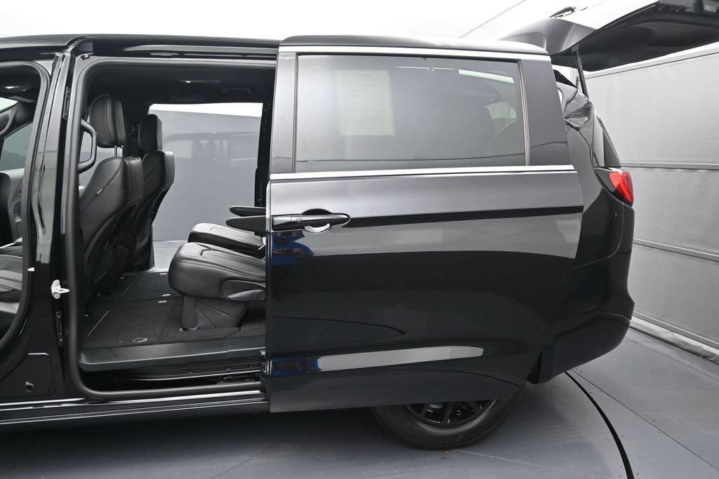 Used 2026 Chrysler Voyager LX FWD image 13