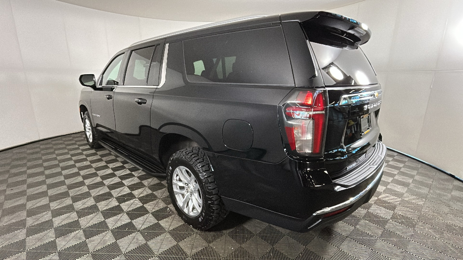 Used 2022 Chevrolet Suburban LT AWD/4WD image 5