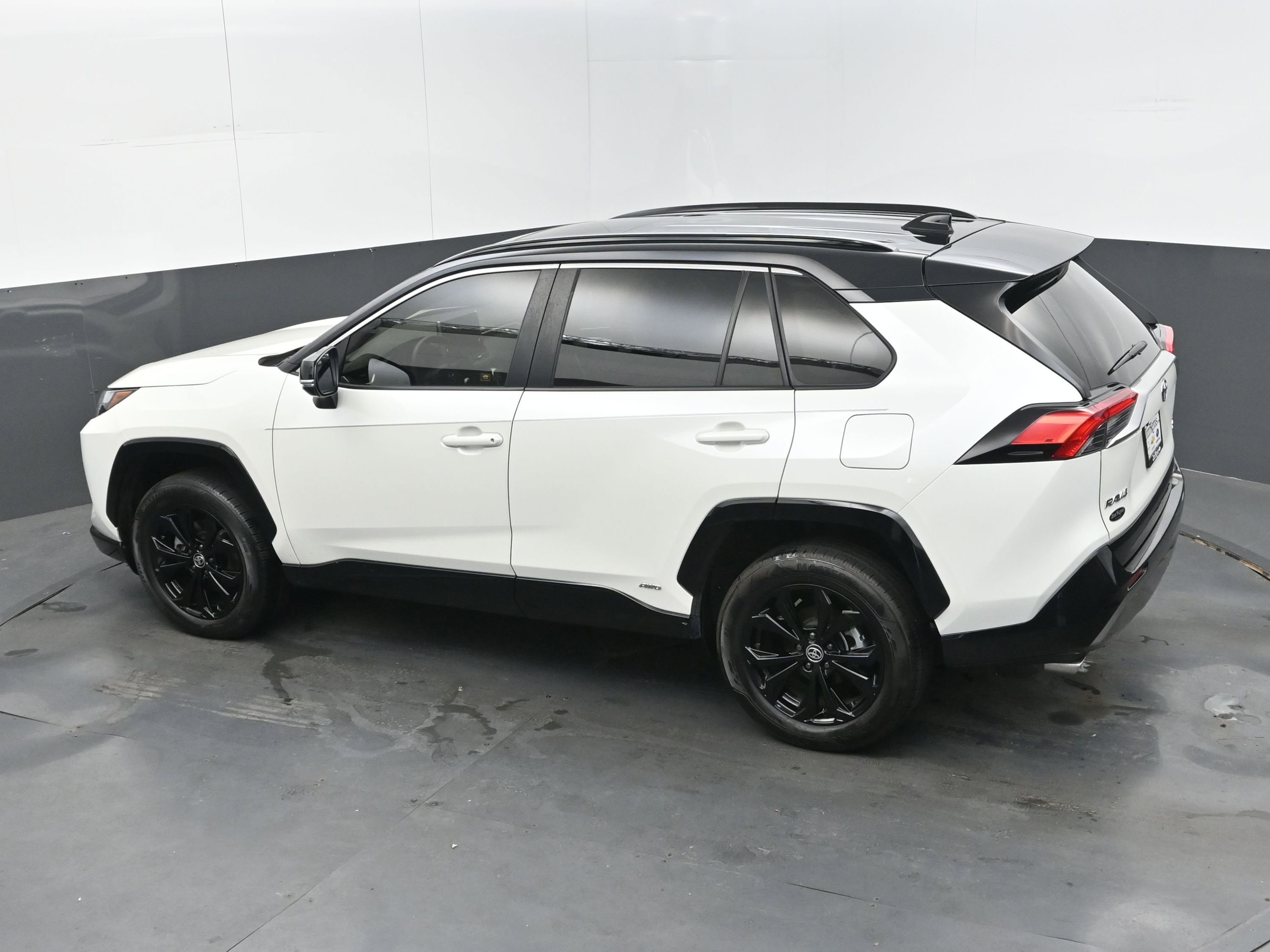 Used 2022 Toyota RAV4 XSE image 32