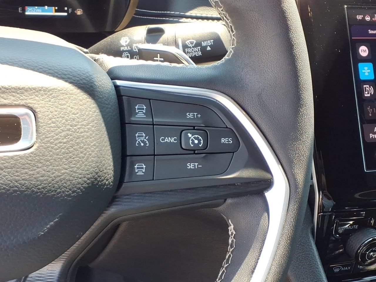 Used 2025 Jeep Grand Cherokee Altitude AWD/4WD image 11