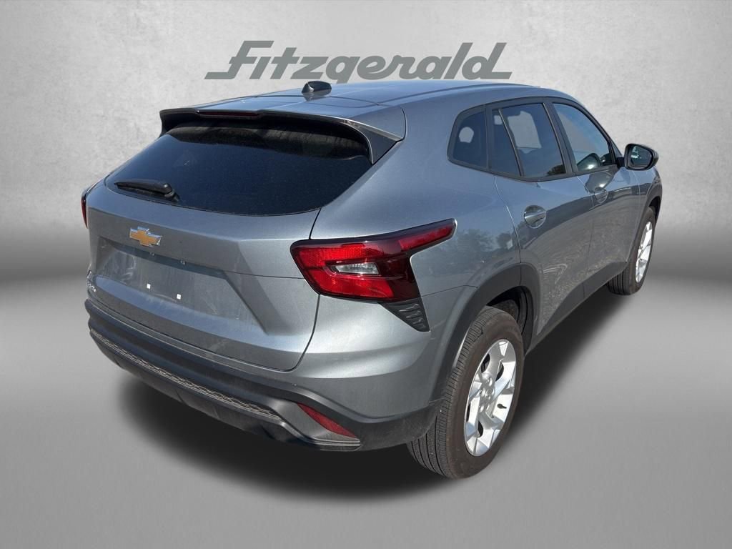 Used 2025 Chevrolet Trax LS w/ LS Convenience Package FWD image 5