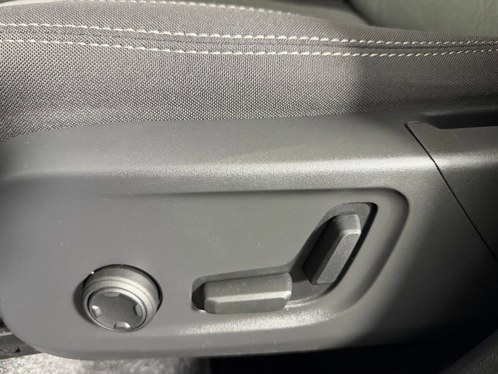 Used 2025 Volvo XC40 B5 Core image 24