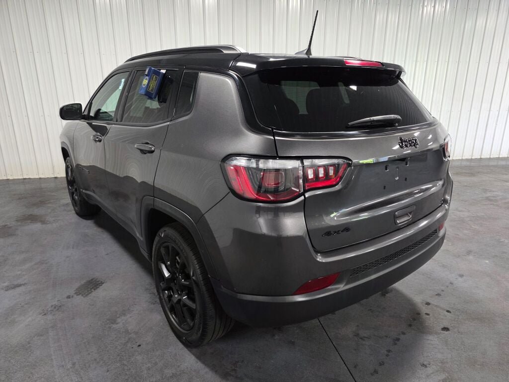 Used 2022 Jeep Compass Latitude AWD/4WD image 3