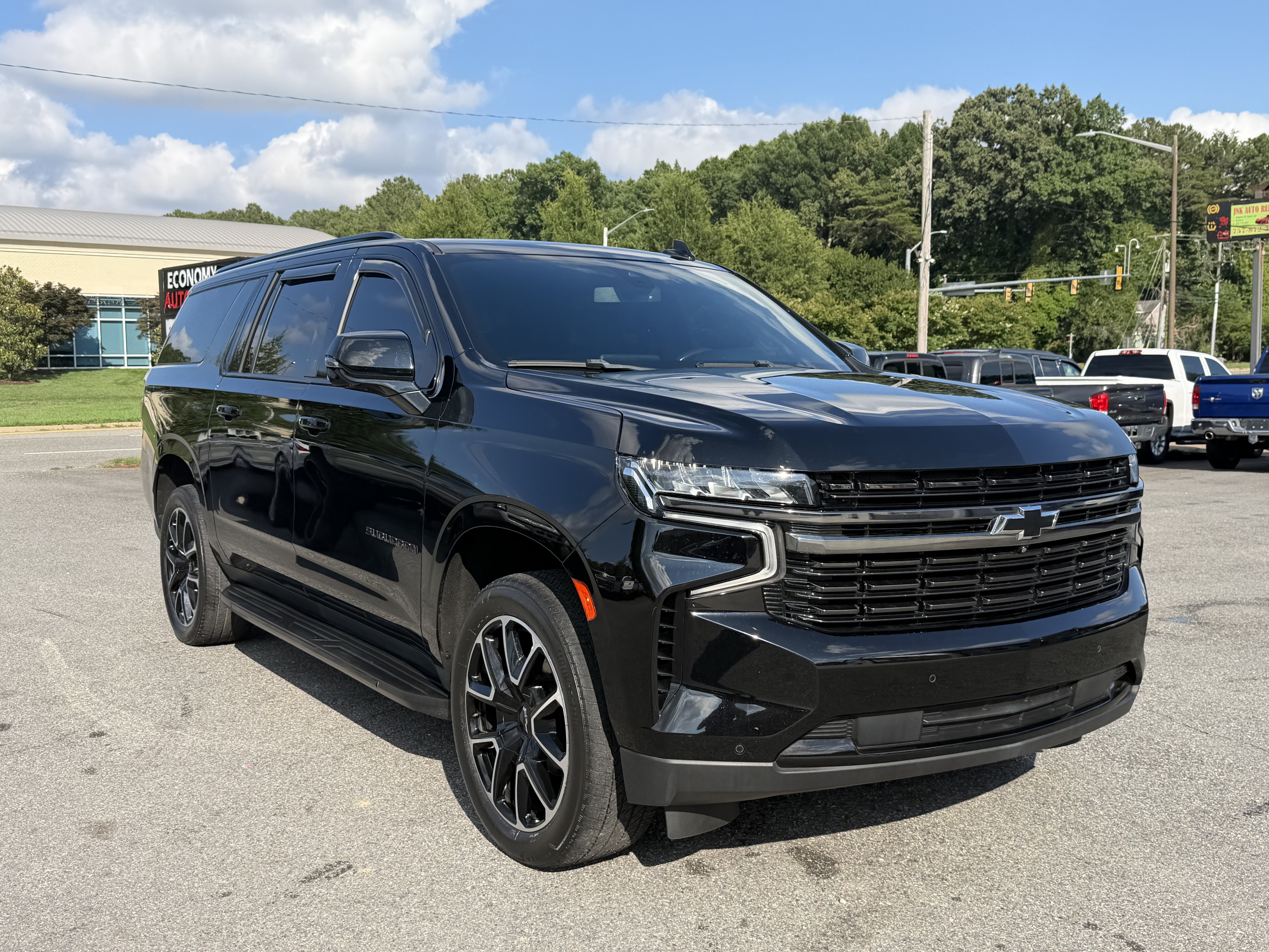 Used 2022 Chevrolet Suburban RST w/ Luxury Package RWD image 4