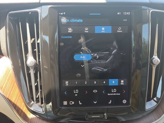 Used 2022 Volvo XC60 B5 Momentum AWD/4WD image 30