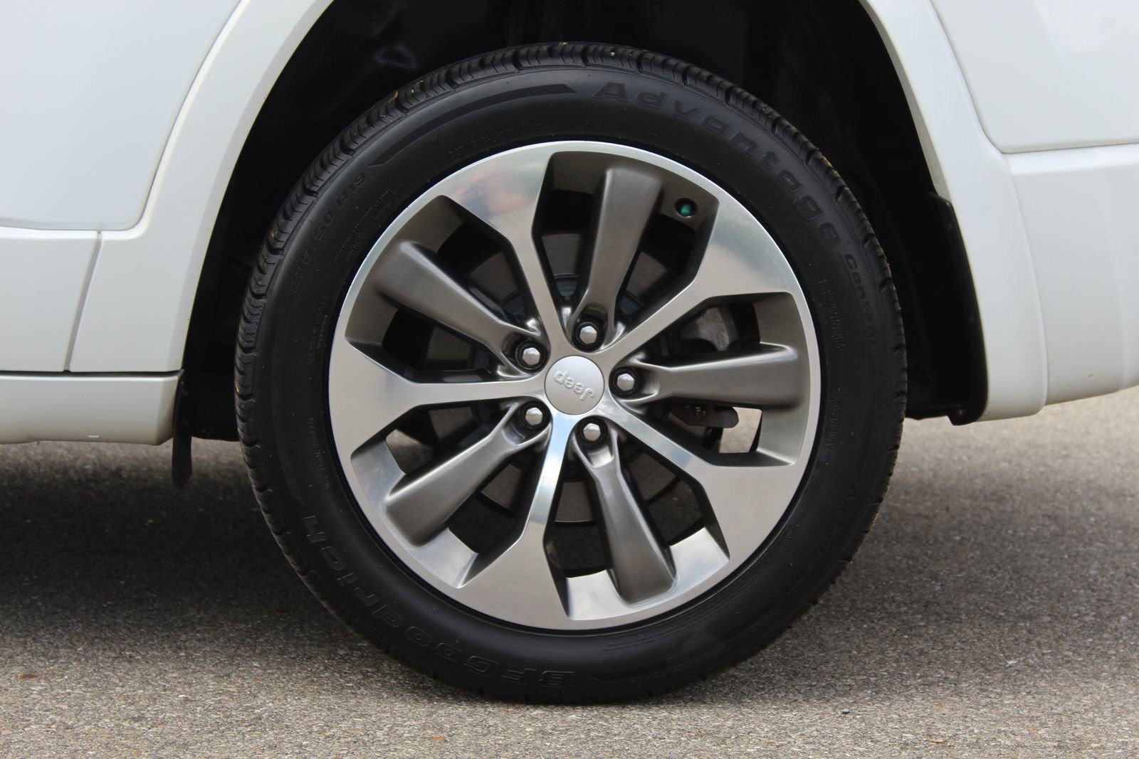 Used 2019 Jeep Cherokee Overland w/ Technology Group image 29