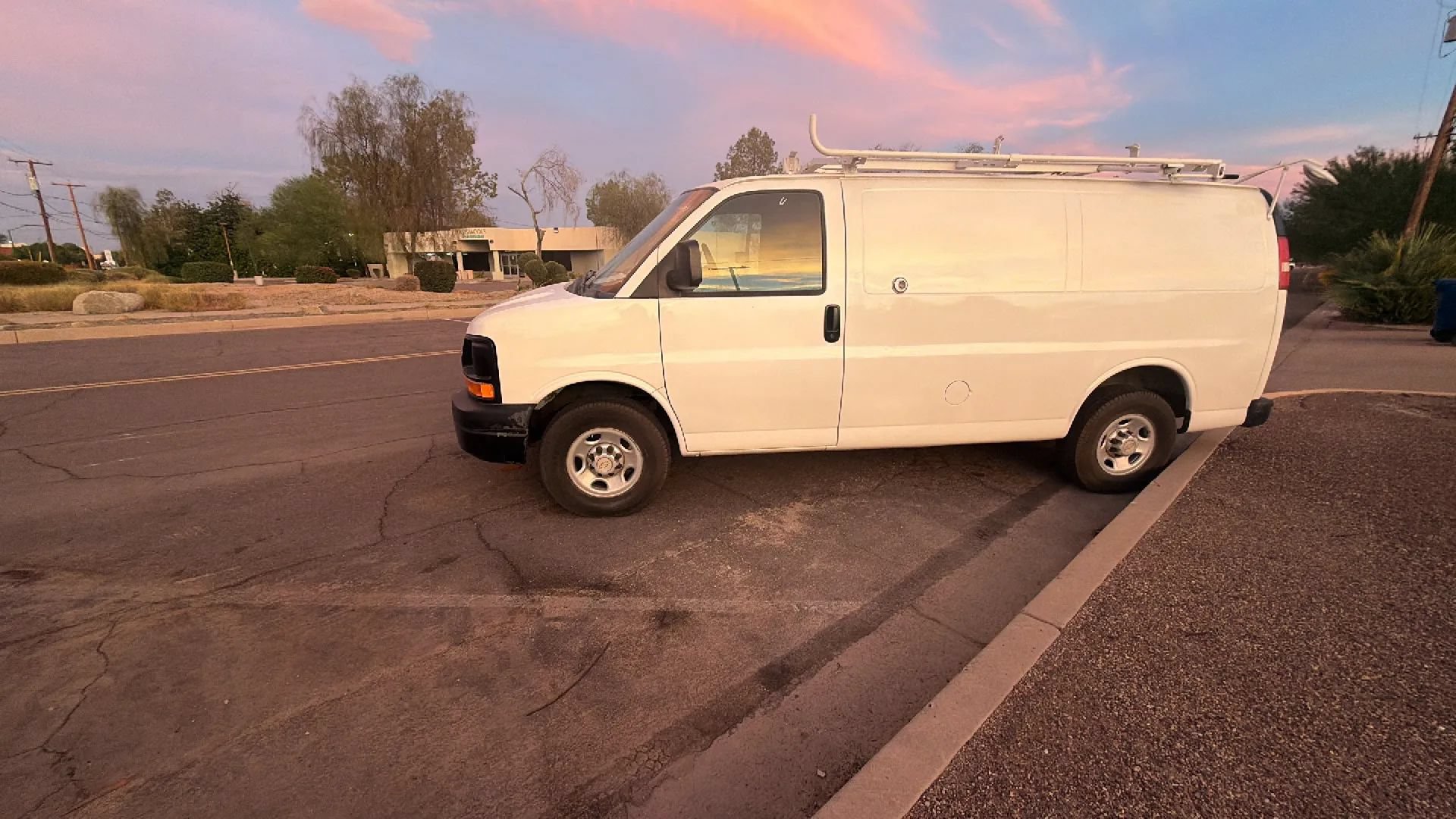 Used 2010 Chevrolet Express 2500 RWD image 24