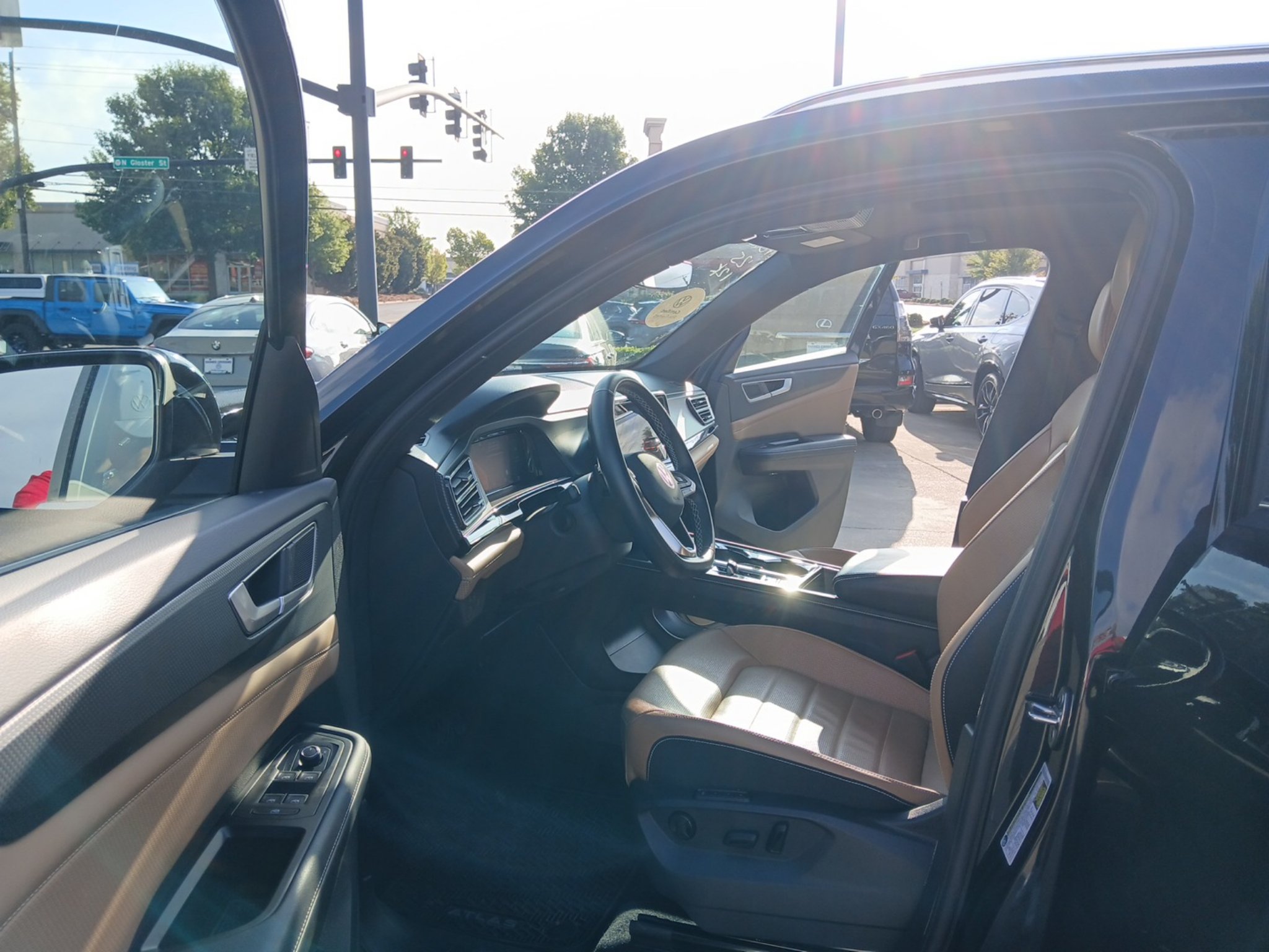 Certified 2025 Volkswagen Atlas Cross Sport SEL AWD/4WD image 9