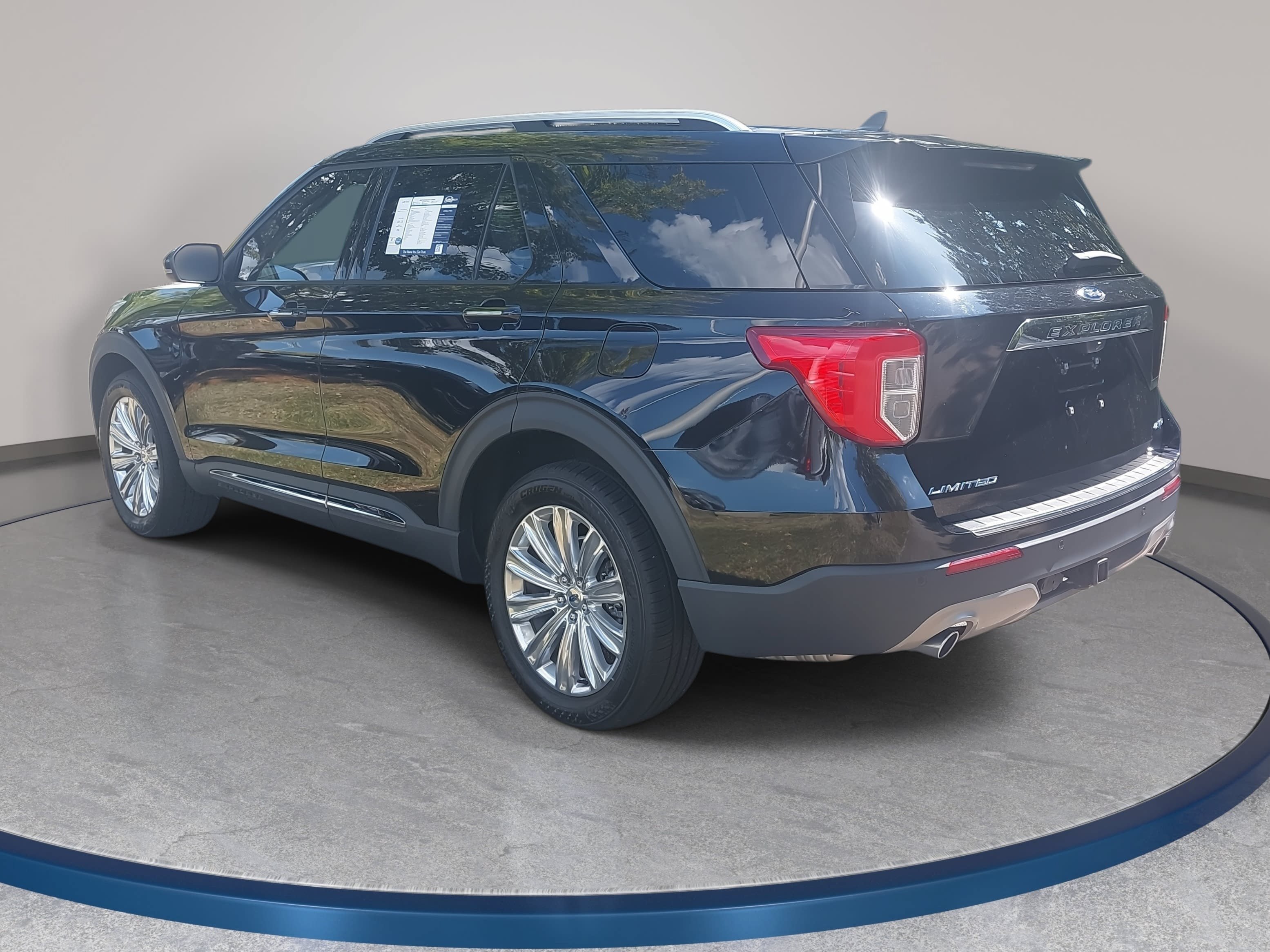 Used 2023 Ford Explorer Limited w/ Equipment Group 301A AWD/4WD image 7