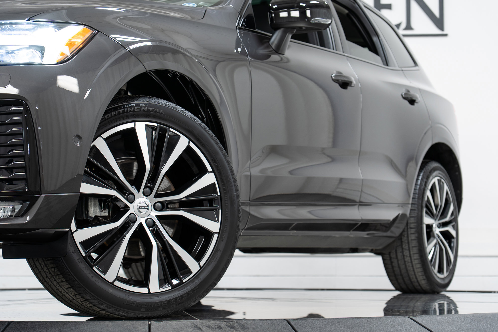 Certified 2023 Volvo XC60 B5 Plus w/ Climate Package image 27