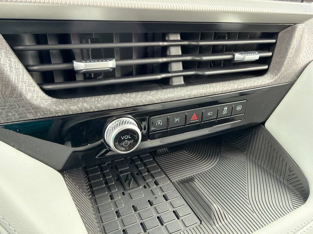 Certified 2025 Ford Explorer Platinum w/ Ultimate Package AWD/4WD image 32