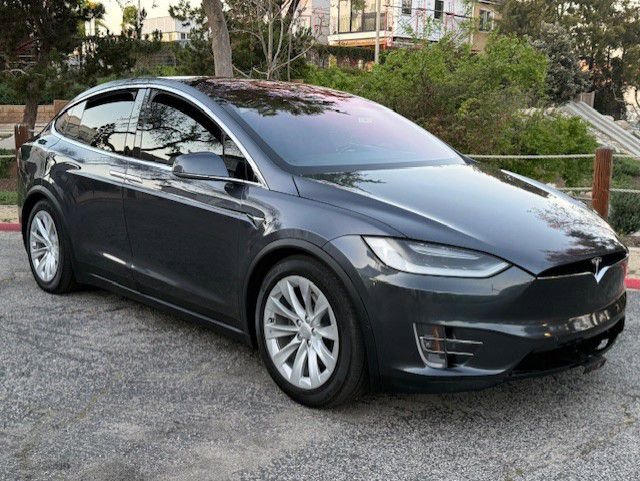 Used 2017 Tesla Model X 90D image 1