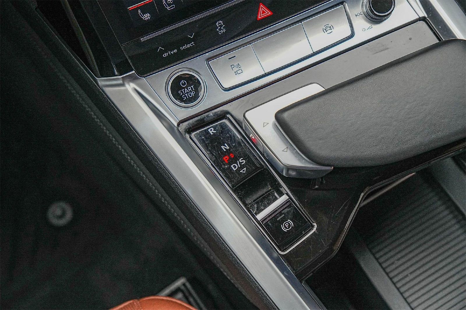 Used 2024 Audi Q8 e-tron Premium Plus image 19