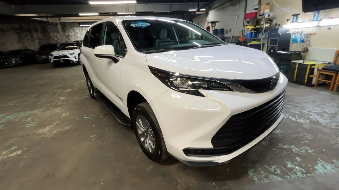Used 2025 Toyota Sienna LE image 17