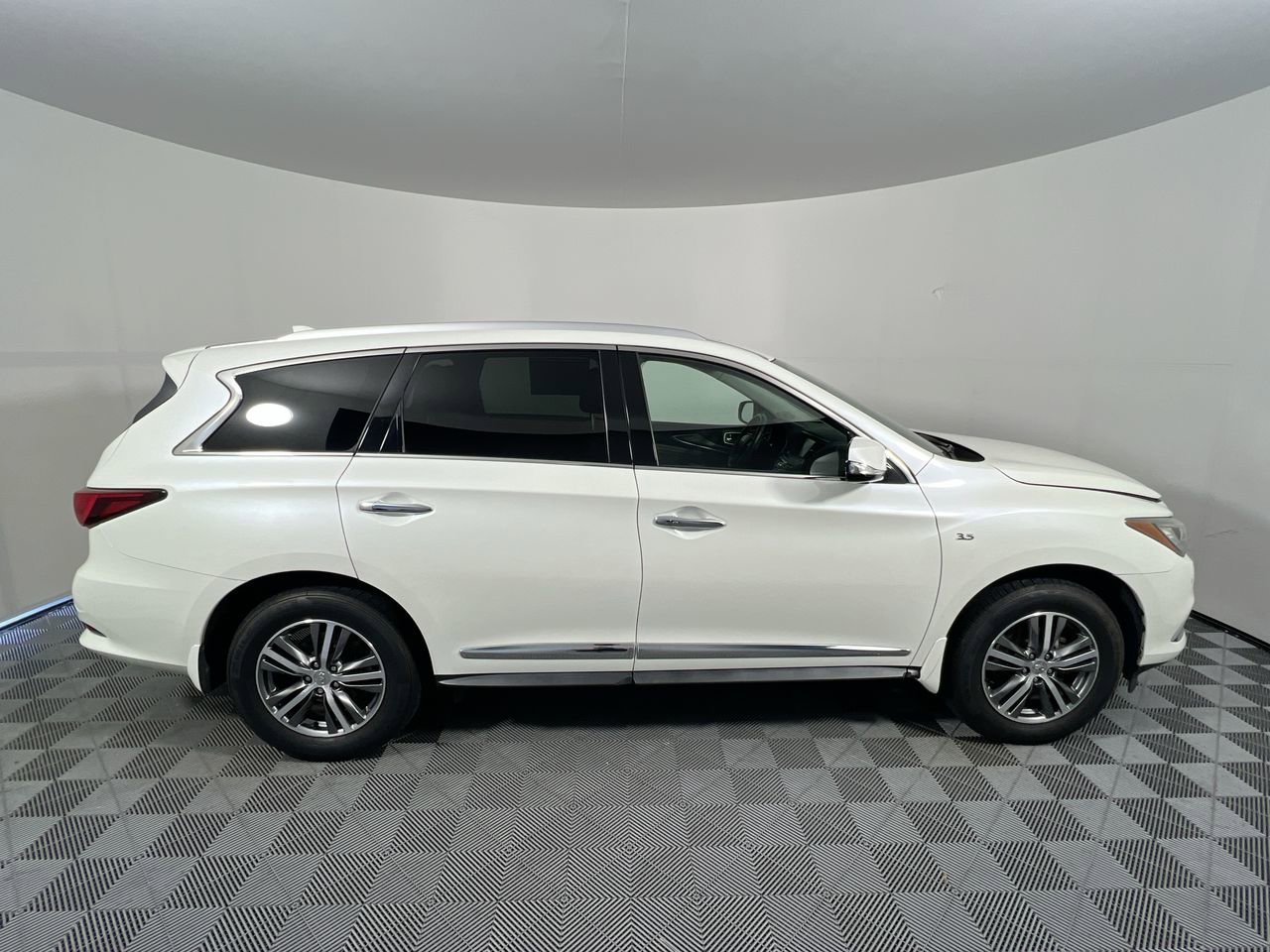 Used 2020 INFINITI QX60 Luxe w/ Essential Package FWD image 2