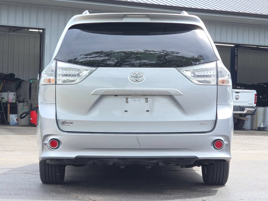 Used 2017 Toyota Sienna SE Premium FWD image 5