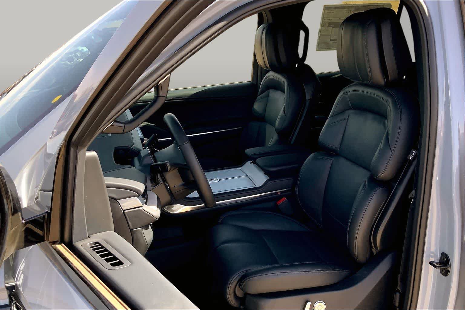 New 2026 Lincoln Navigator Reserve w/ Jet Appearance Package AWD/4WD image 9