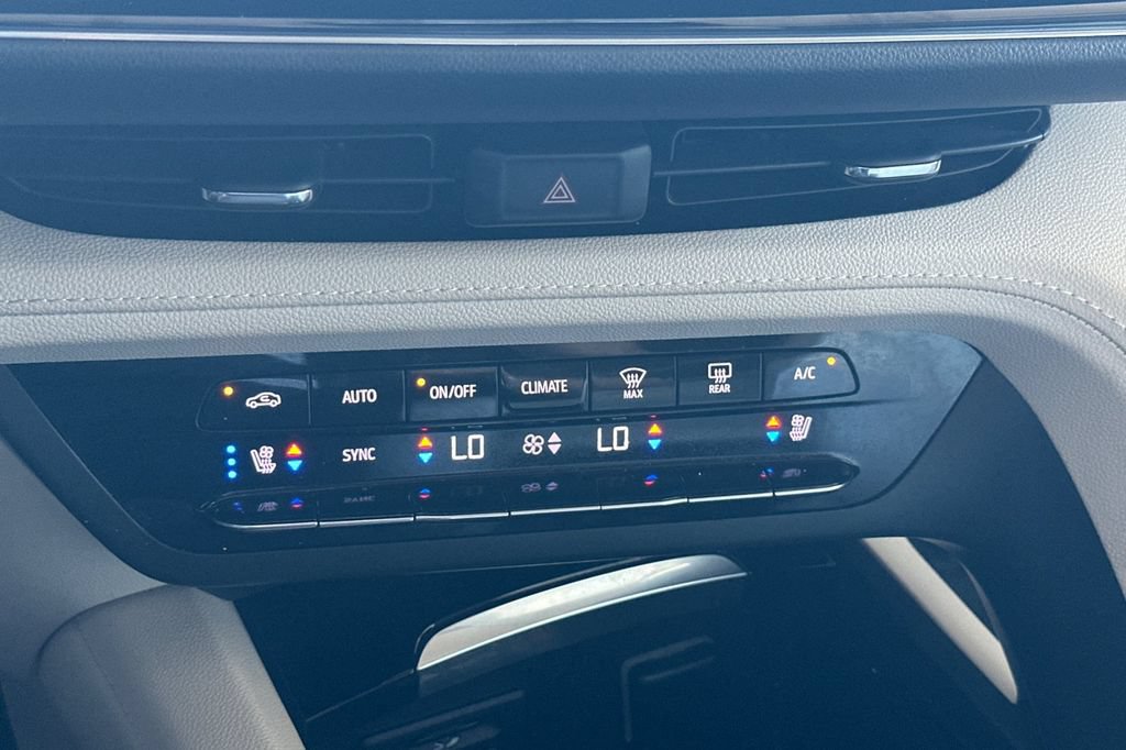 Used 2022 Buick Envision Avenir w/ Technology Package II FWD image 24