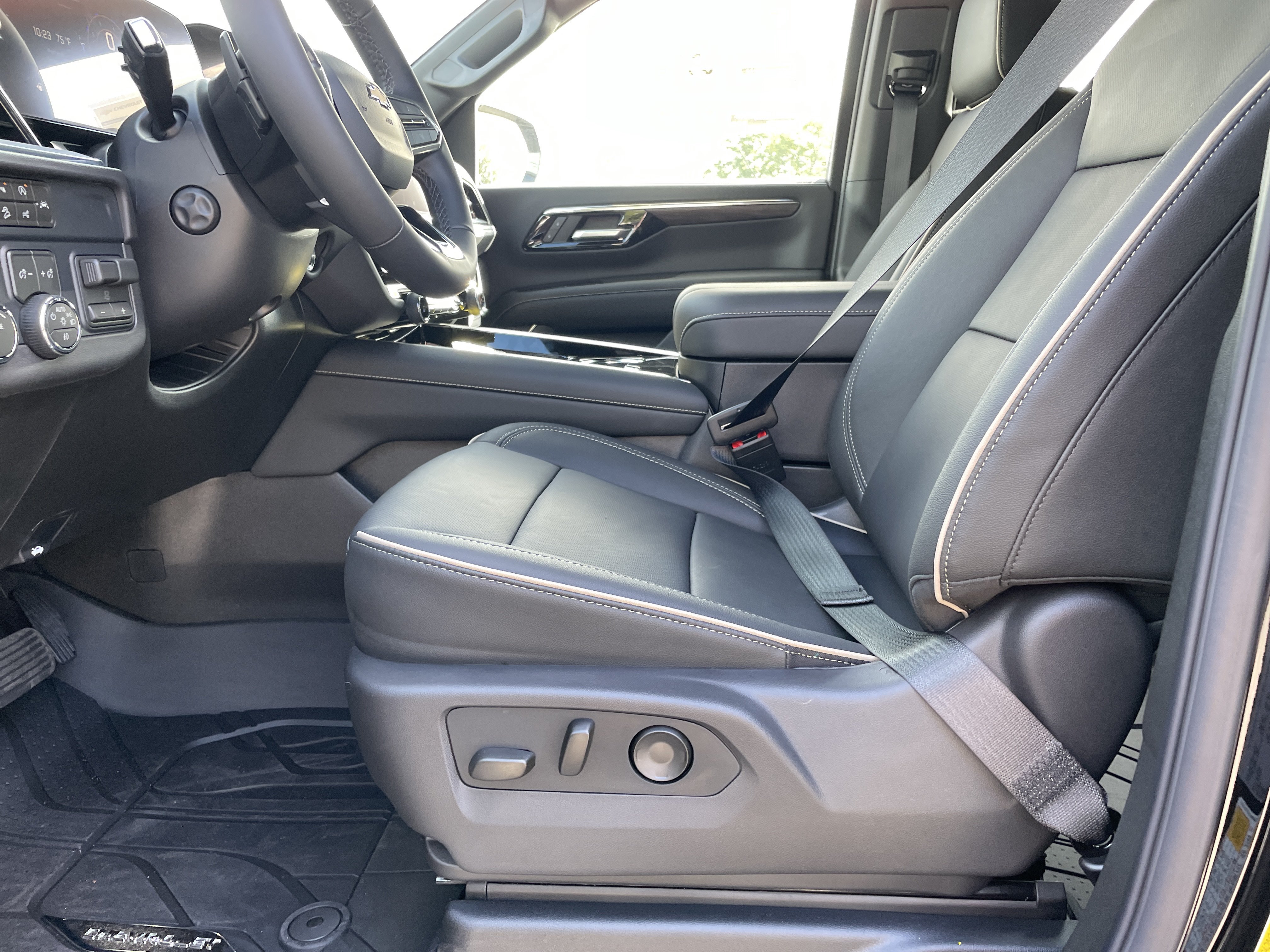 New 2026 Chevrolet Suburban Premier w/ Sun And Tow Package AWD/4WD image 13