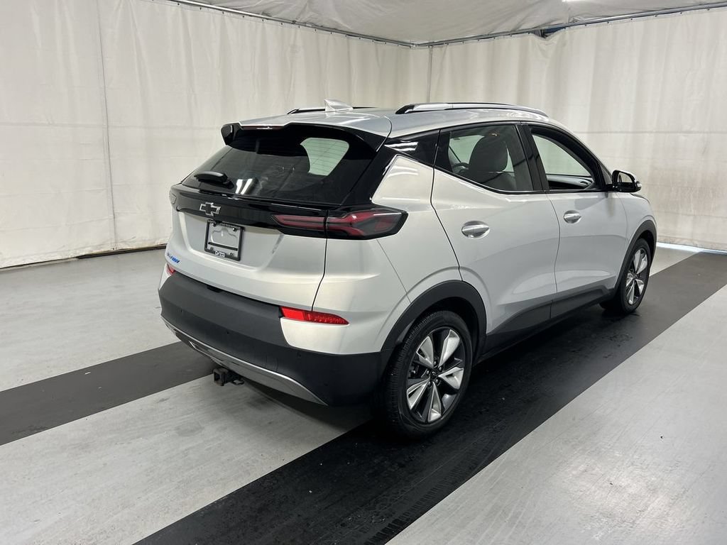 Used 2022 Chevrolet Bolt EUV LT w/ Convenience Package FWD image 2