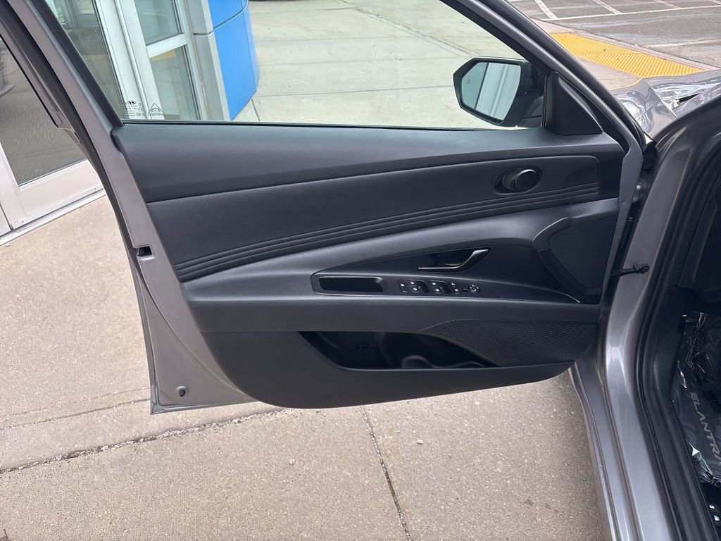 Used 2025 Hyundai Elantra SEL image 11