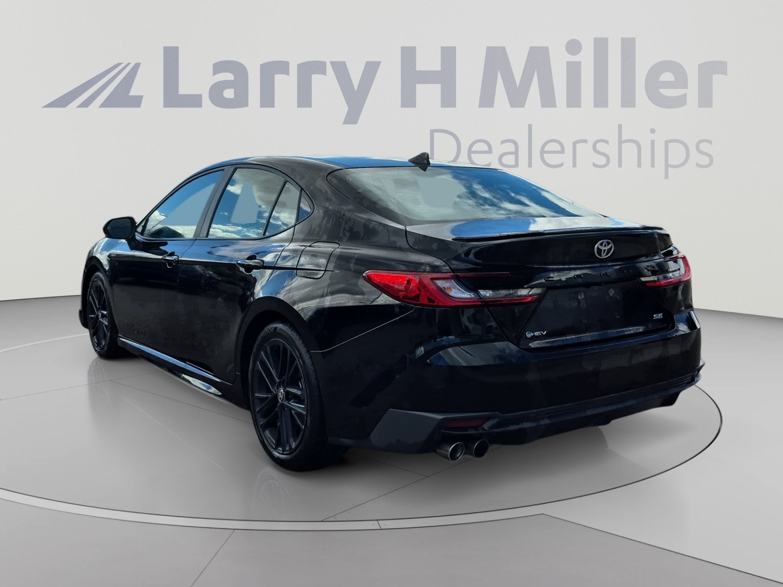 Used 2025 Toyota Camry SE FWD image 3
