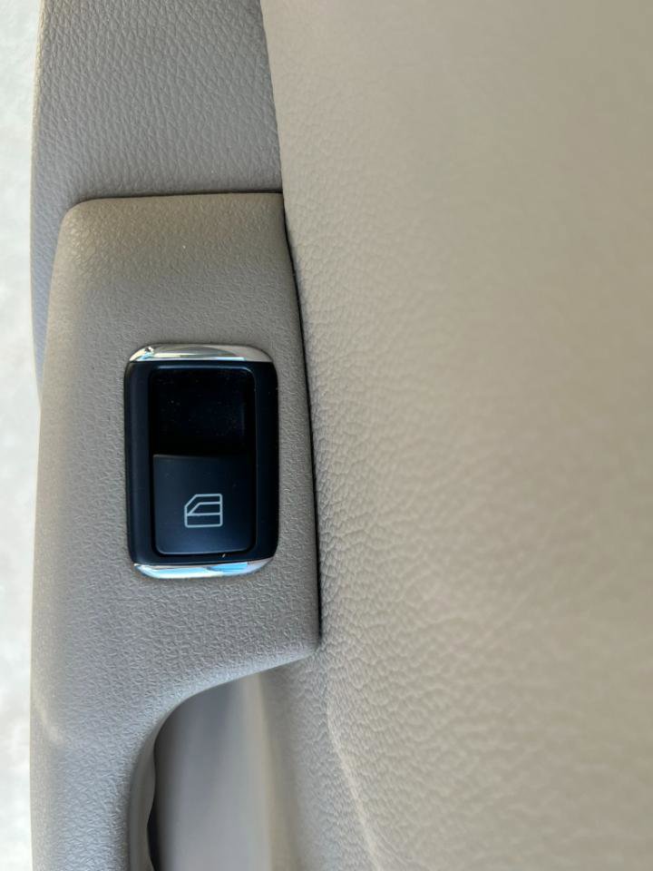 Used 2010 Mercedes-Benz C 300 Sedan image 25