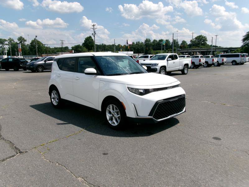 Used 2025 Kia Soul LX w/ LX Technology Package FWD image 4