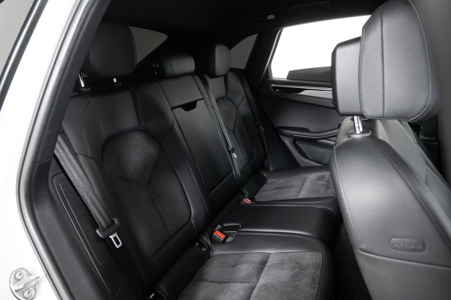 Used 2018 Porsche Macan AWD/4WD image 24