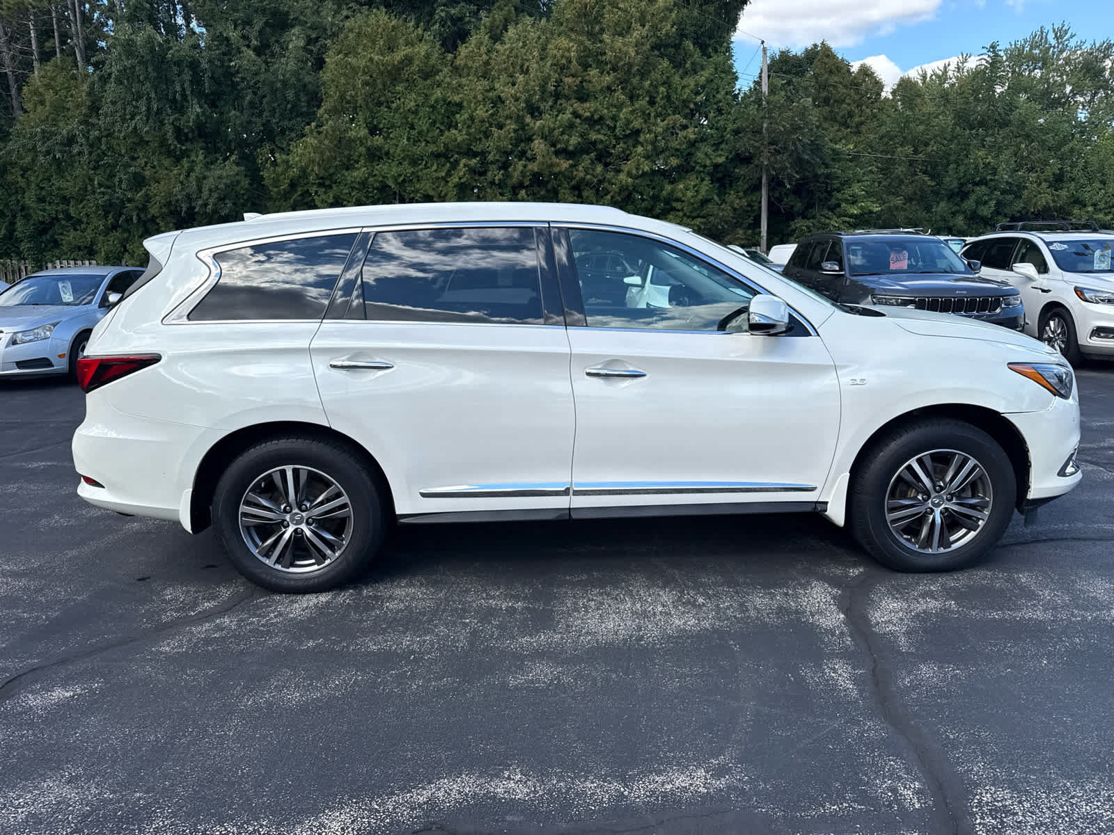 Used 2017 INFINITI QX60 Luxe w/ Premium Plus Package AWD/4WD image 2