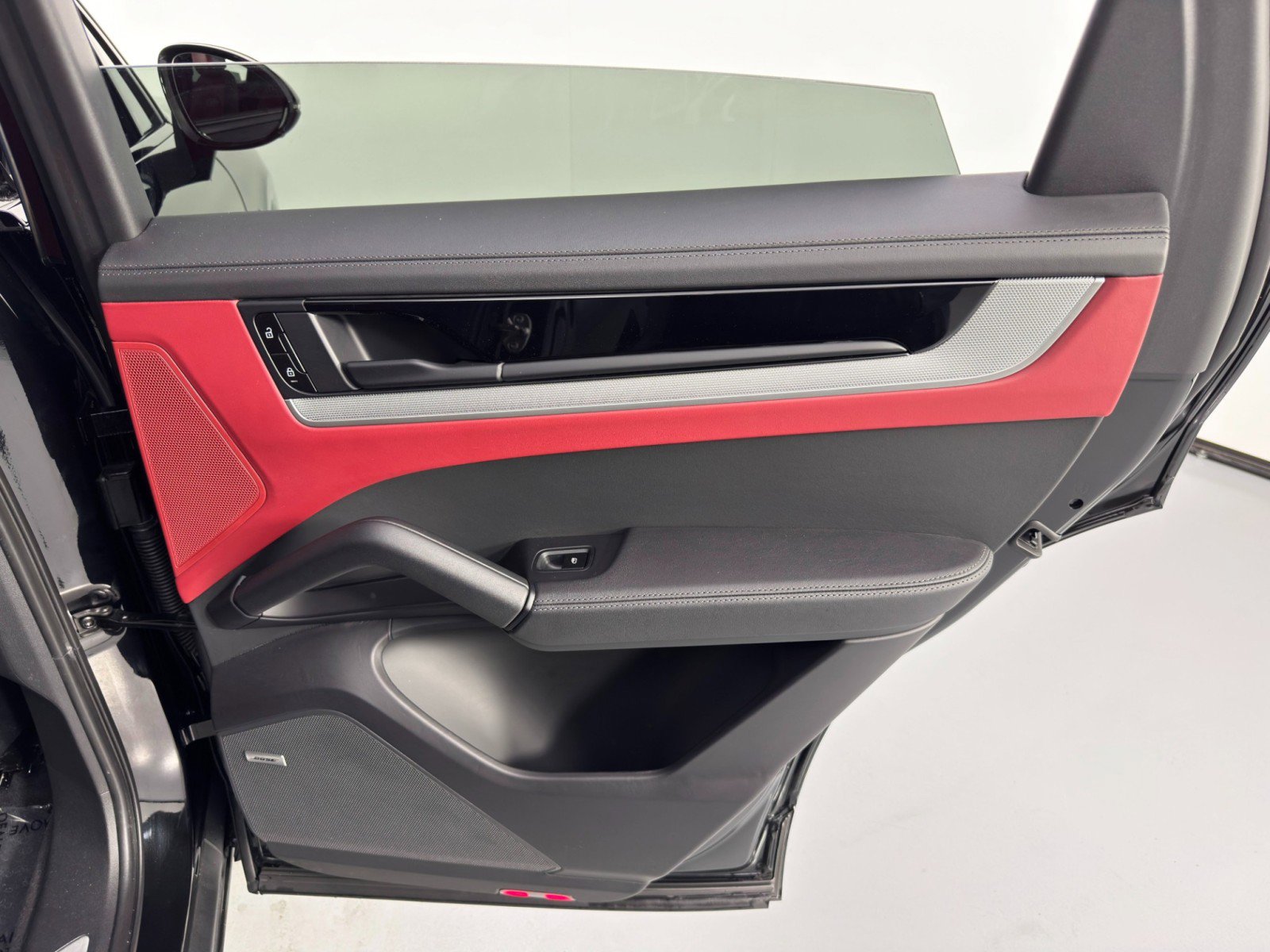 Used 2024 Porsche Cayenne image 48