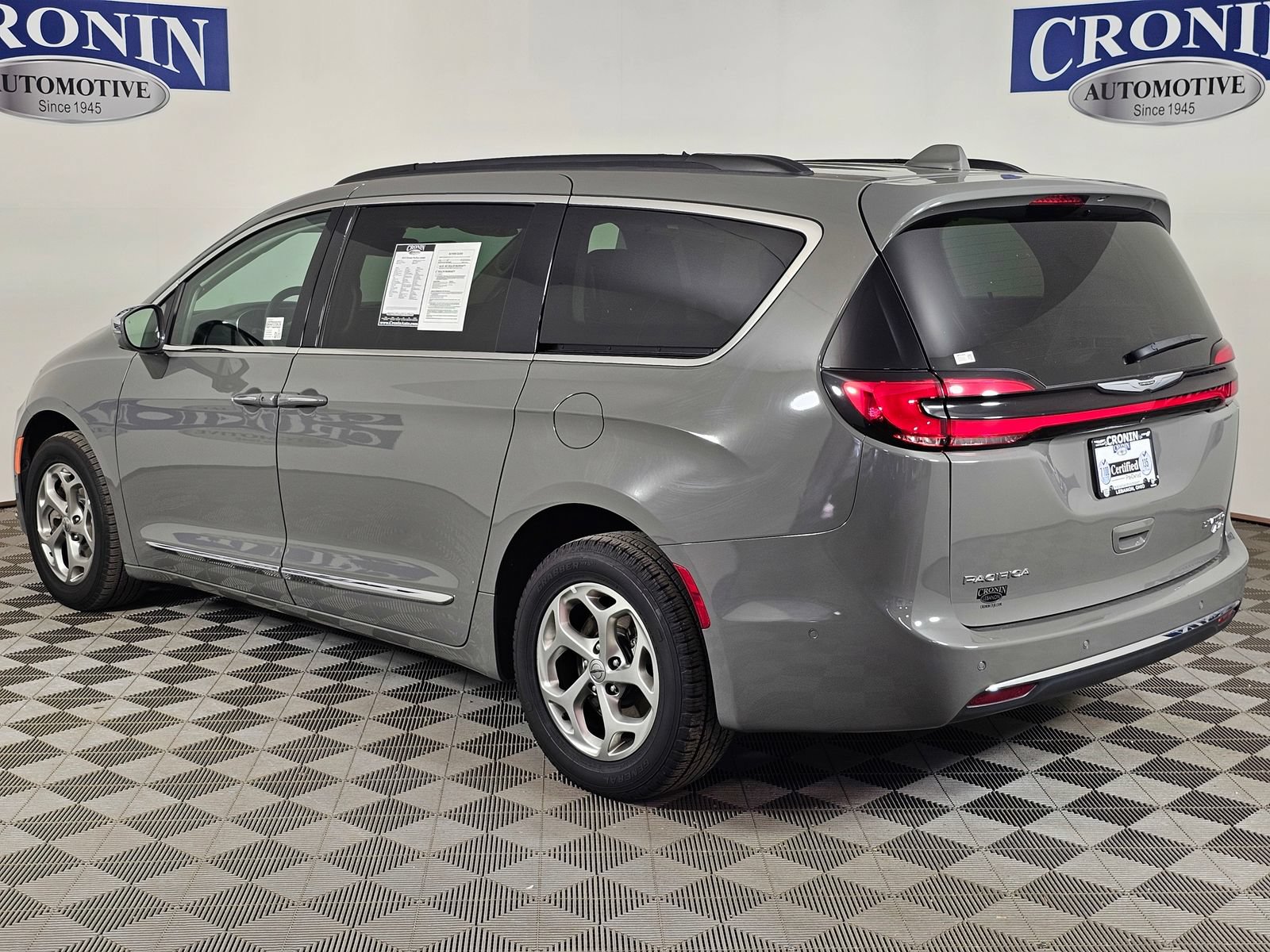 Used 2022 Chrysler Pacifica Limited AWD/4WD image 34