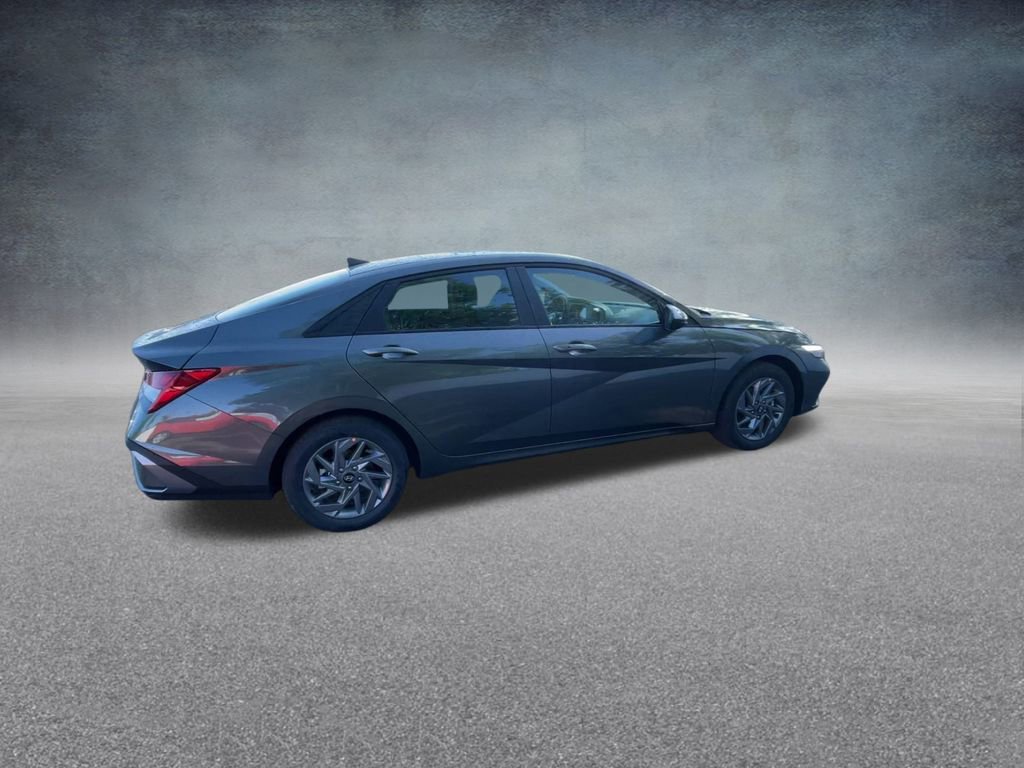 Used 2025 Hyundai Elantra Blue image 24