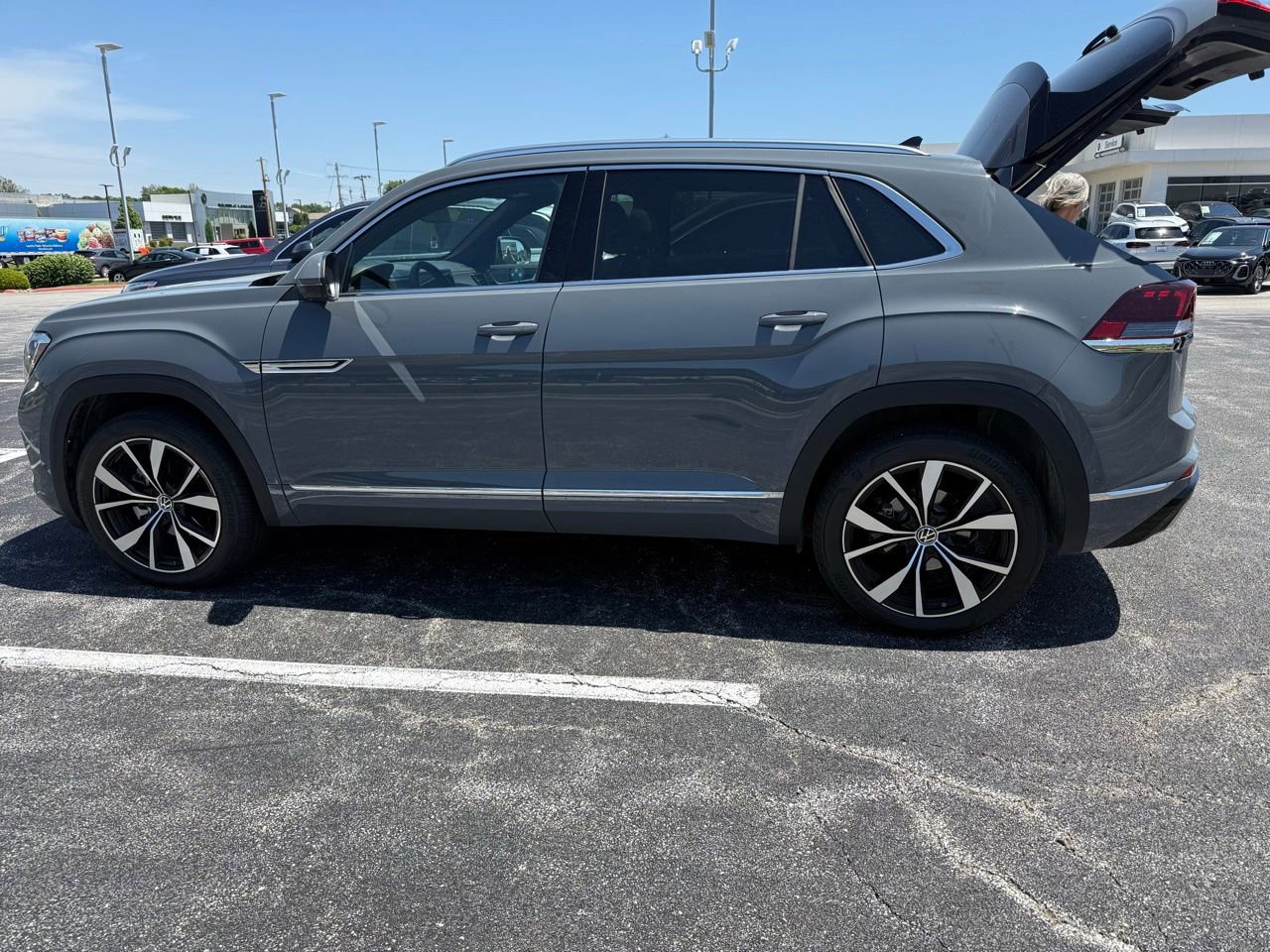 Used 2025 Volkswagen Atlas Cross Sport SEL Premium R-Line AWD/4WD image 9