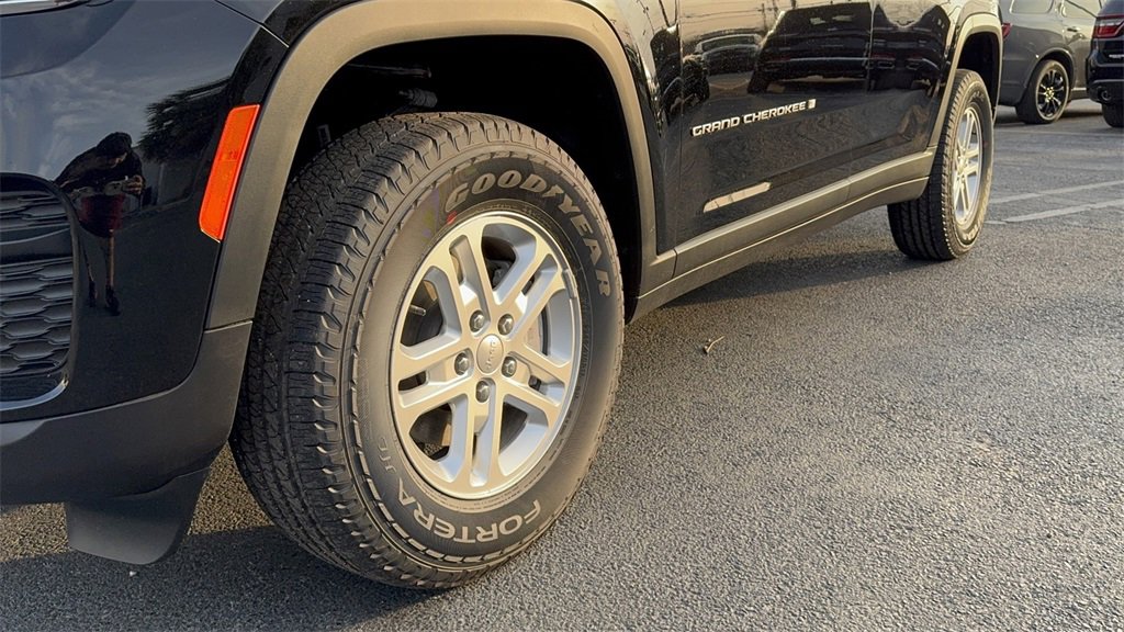 New 2025 Jeep Grand Cherokee Laredo w/ Luxury Tech Group I image 9
