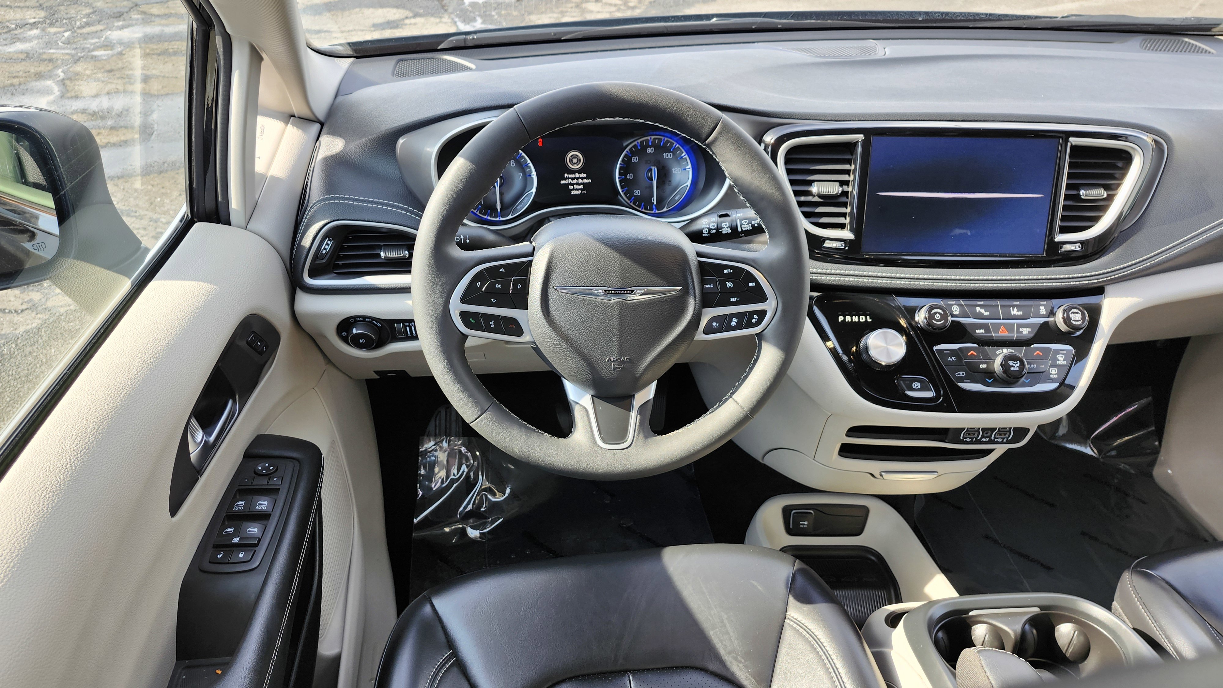 Used 2023 Chrysler Pacifica Touring-L image 27