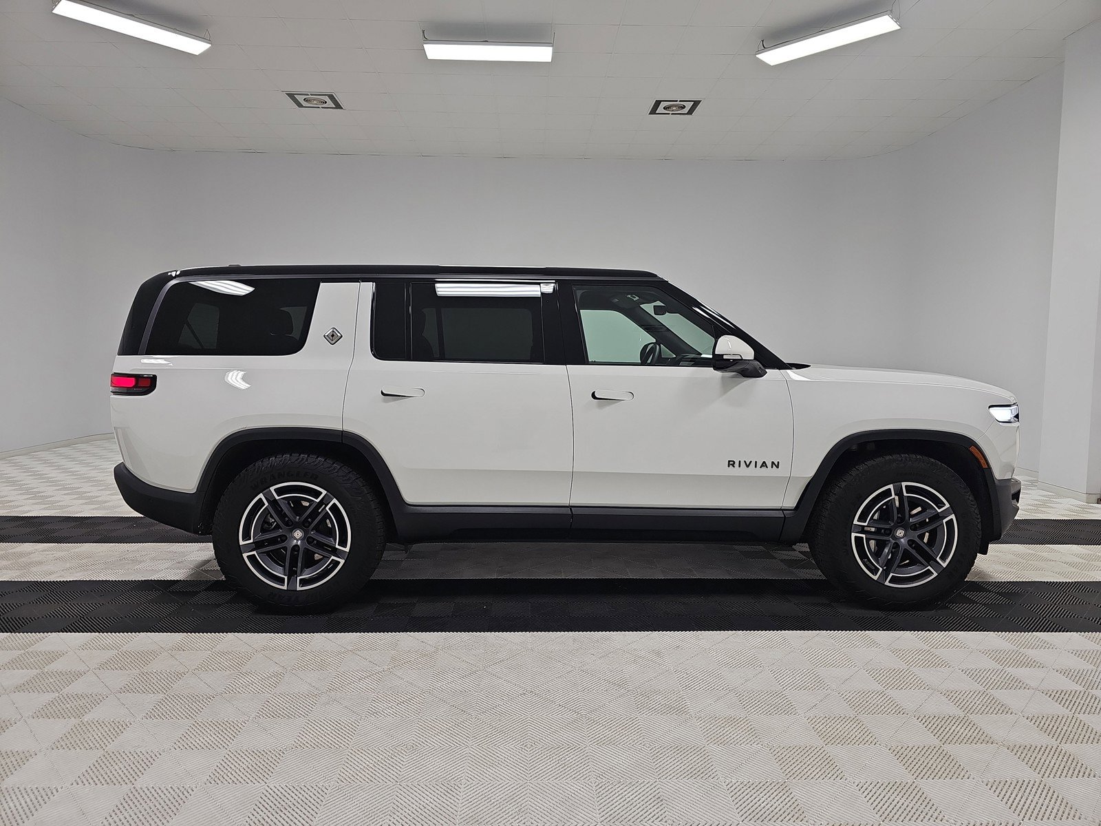 Used 2025 Rivian R1S Adventure image 6