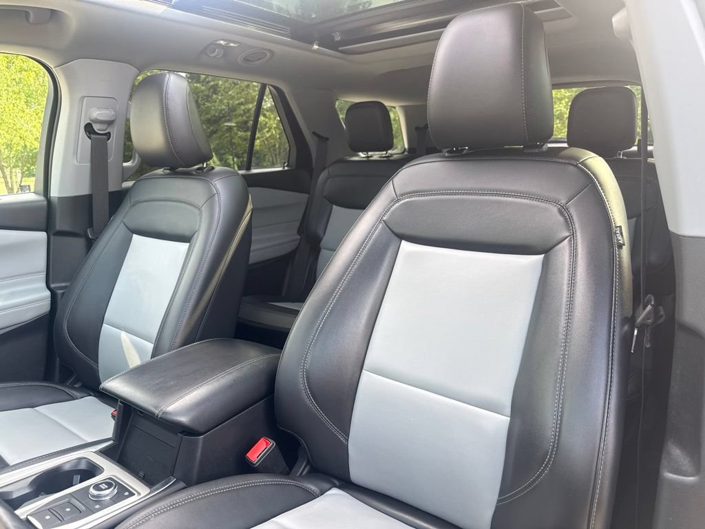 Used 2022 Ford Explorer XLT w/ Equipment Group 202A AWD/4WD image 13
