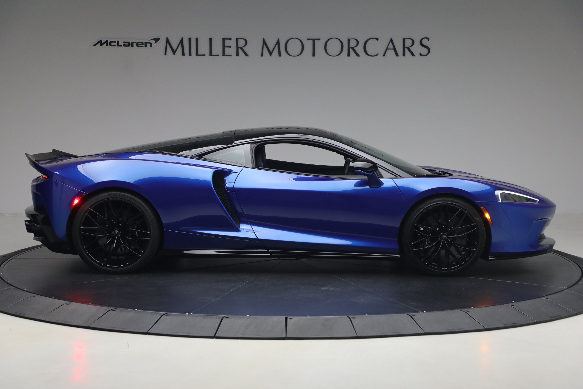 Used 2023 McLaren GT RWD image 10