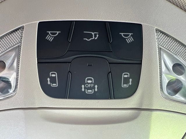 Used 2023 Chrysler Pacifica Touring-L AWD/4WD image 32