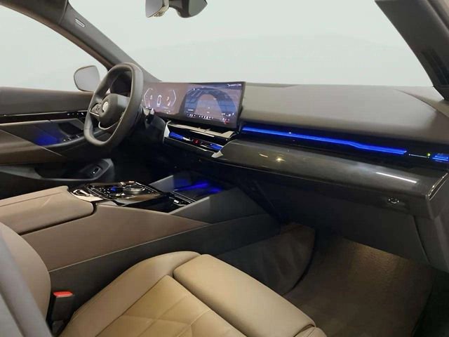 Used 2025 BMW 530i w/ Premium Package RWD image 52
