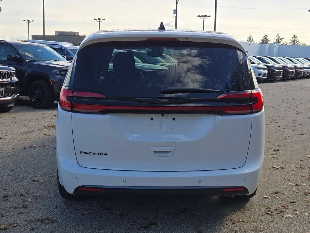 New 2026 Chrysler Pacifica Select FWD image 14