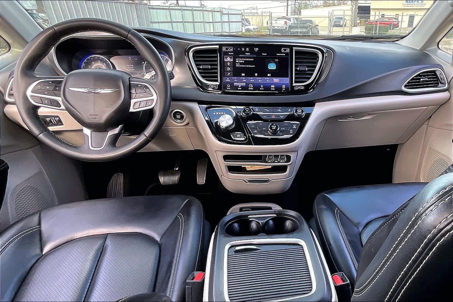 Used 2023 Chrysler Pacifica Touring-L image 14